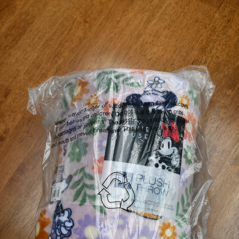 Minnie Mouse Oversized Plush Throw Blanket Floral Purple 5’ x 6’ The Big One NWT - Picture 2 of 4